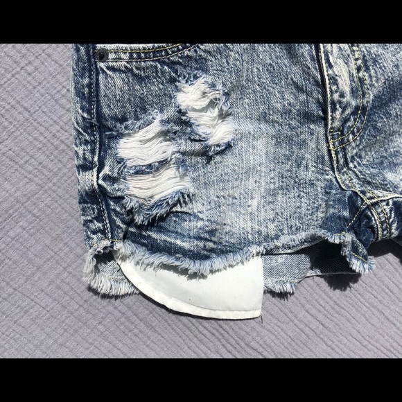 Mossimo high waisted distressed shorts 3 - Picture 4 of 4